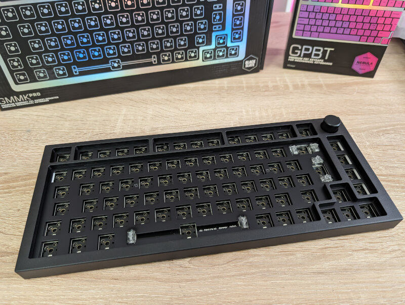 Glorious Gaming GMMK Pro tastatur barebones.jpg